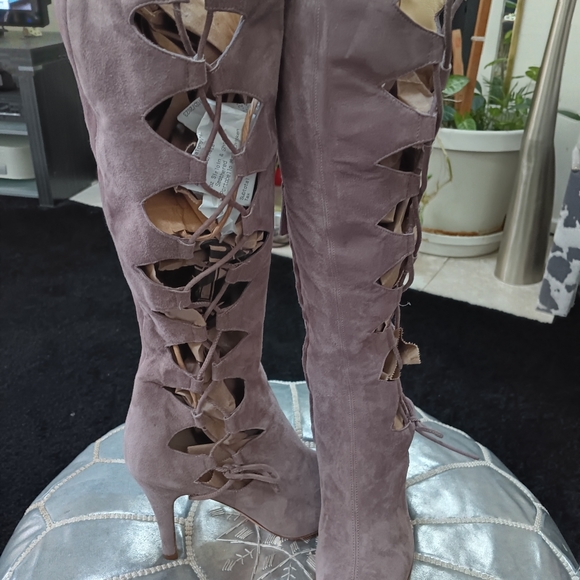 Boots - Picture 7 of 8